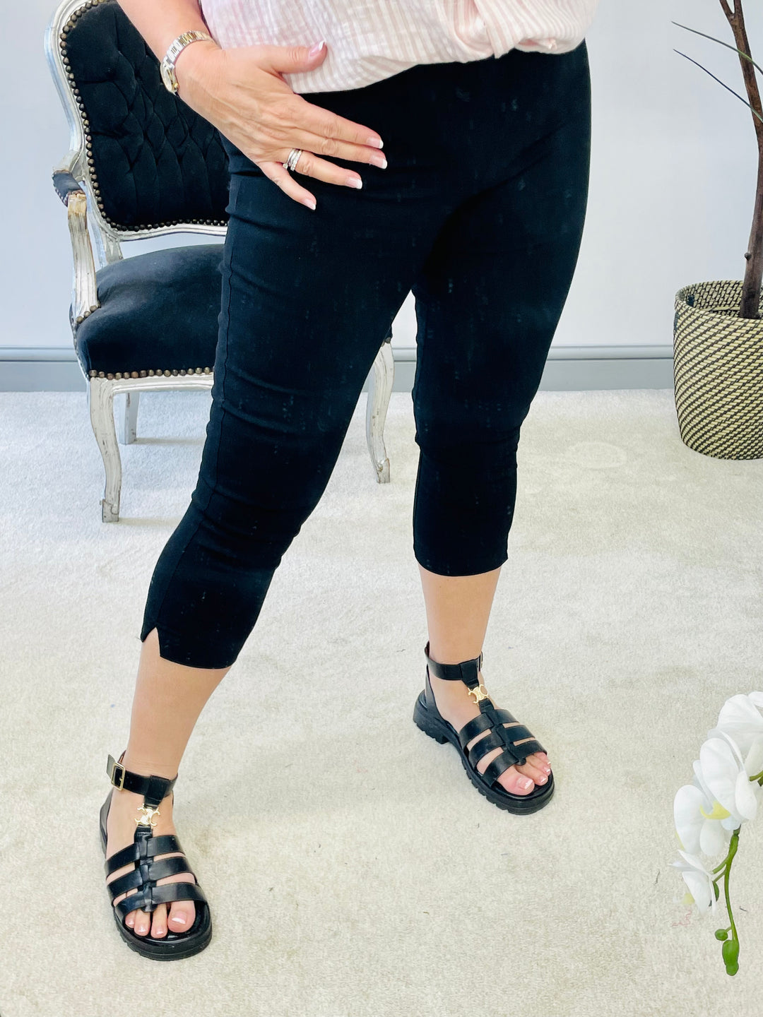 The RACHEL black Capri trousers